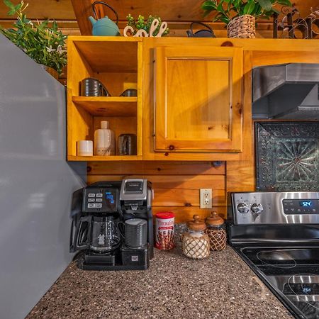 Log Cabin, Hot Tub, Fireplace, Pool Table & Views! Sevierville Exteriör bild