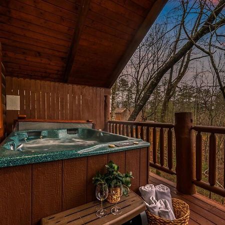 Log Cabin, Hot Tub, Fireplace, Pool Table & Views! Sevierville Exteriör bild