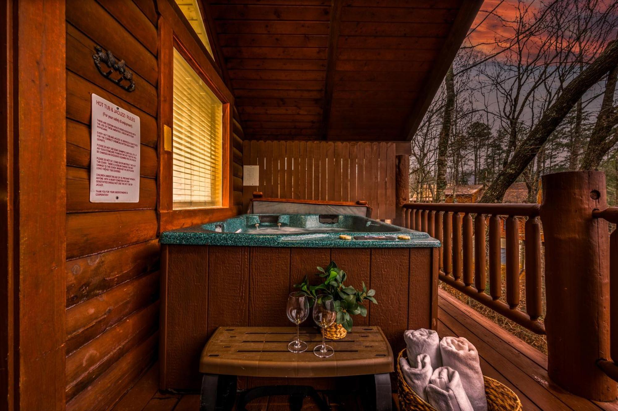 Log Cabin, Hot Tub, Fireplace, Pool Table & Views! Sevierville Exteriör bild