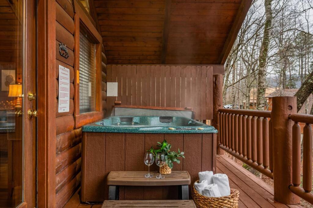 Log Cabin, Hot Tub, Fireplace, Pool Table & Views! Sevierville Exteriör bild