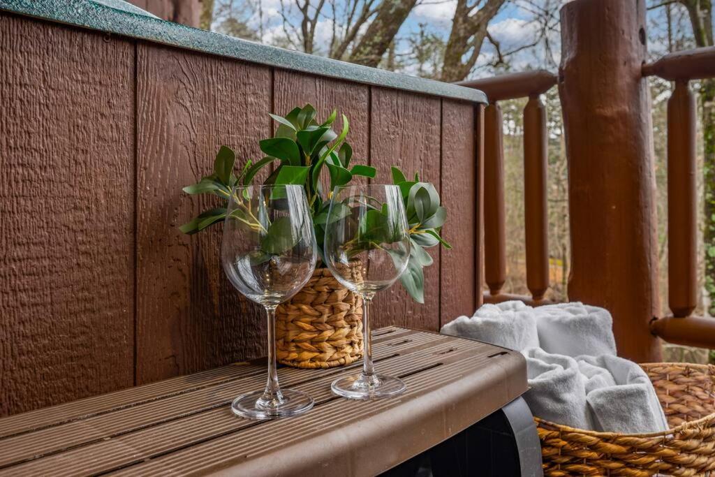 Log Cabin, Hot Tub, Fireplace, Pool Table & Views! Sevierville Exteriör bild