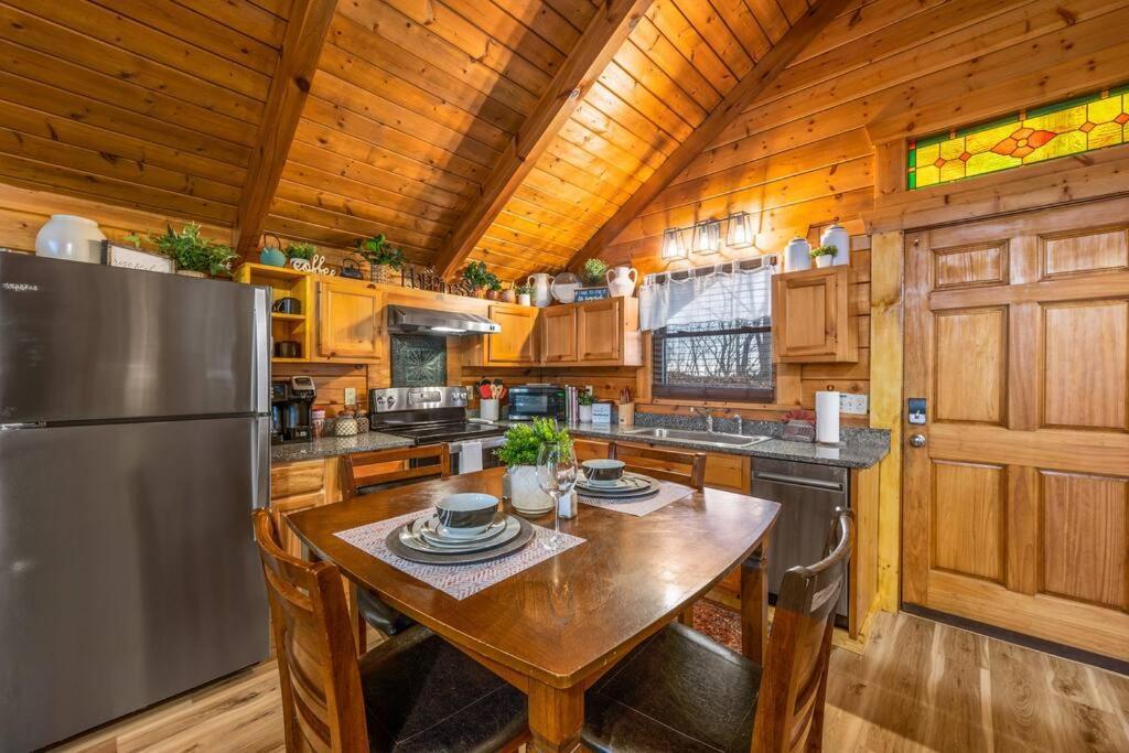 Log Cabin, Hot Tub, Fireplace, Pool Table & Views! Sevierville Exteriör bild