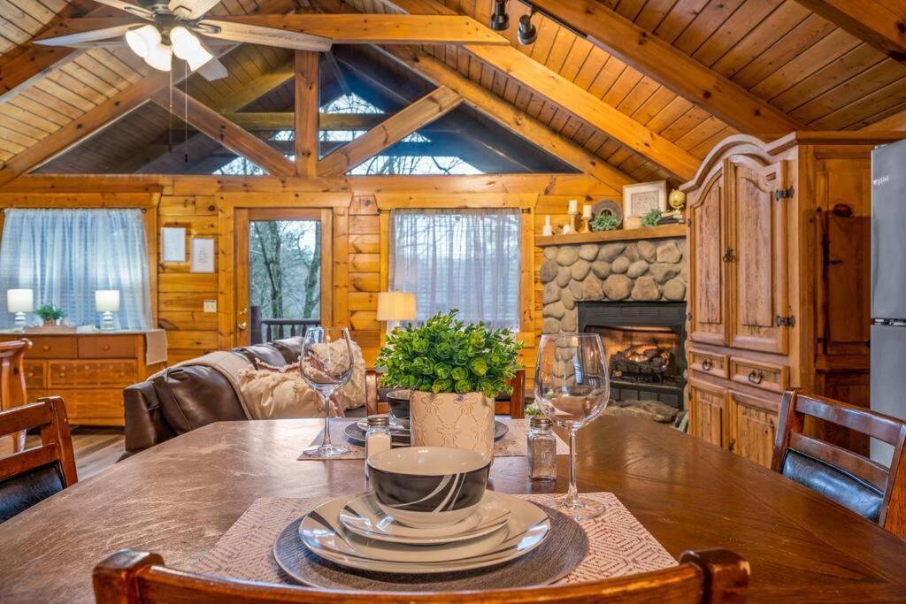 Log Cabin, Hot Tub, Fireplace, Pool Table & Views! Sevierville Exteriör bild
