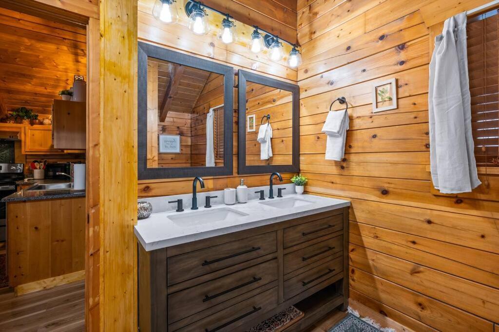Log Cabin, Hot Tub, Fireplace, Pool Table & Views! Sevierville Exteriör bild