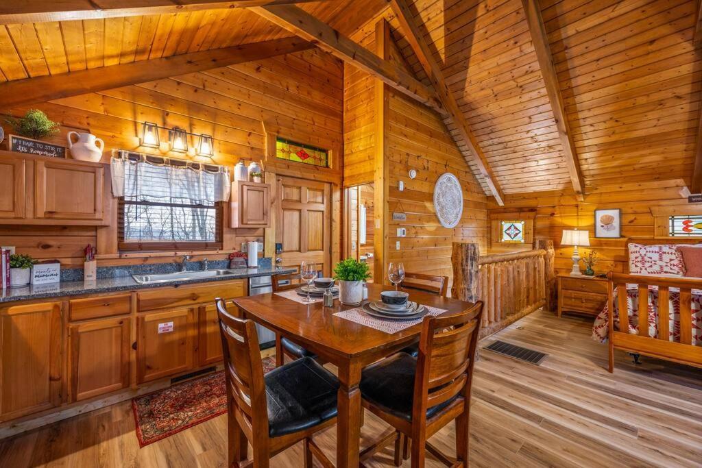 Log Cabin, Hot Tub, Fireplace, Pool Table & Views! Sevierville Exteriör bild