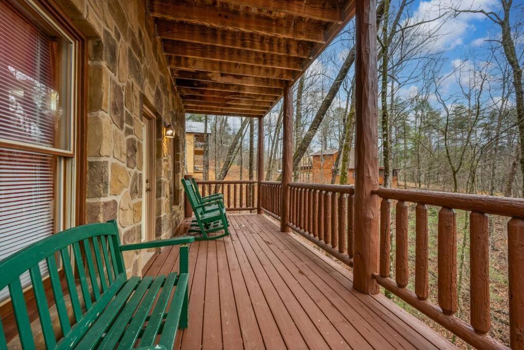 Log Cabin, Hot Tub, Fireplace, Pool Table & Views! Sevierville Exteriör bild
