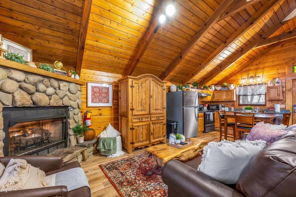 Log Cabin, Hot Tub, Fireplace, Pool Table & Views! Sevierville Exteriör bild