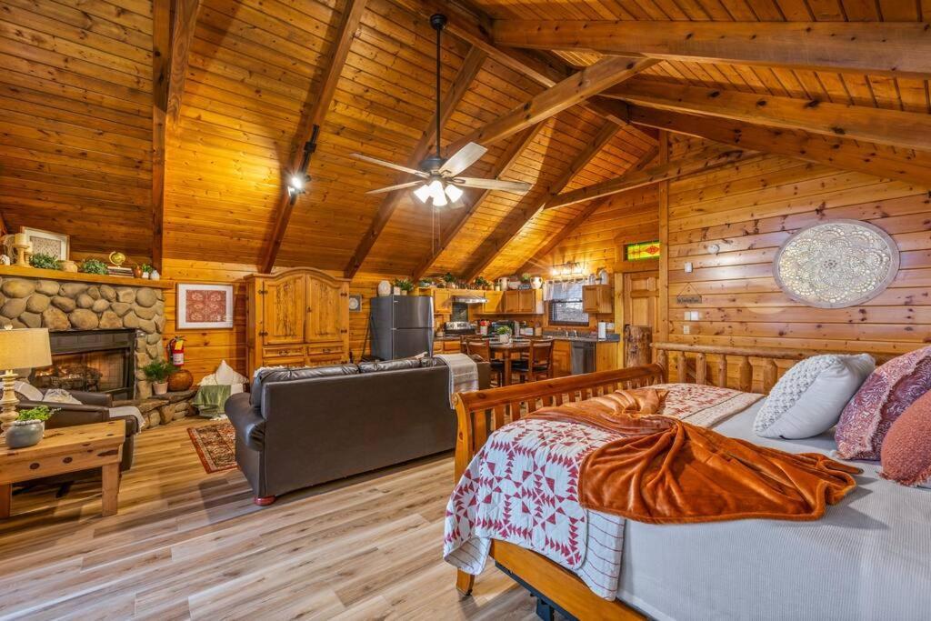 Log Cabin, Hot Tub, Fireplace, Pool Table & Views! Sevierville Exteriör bild
