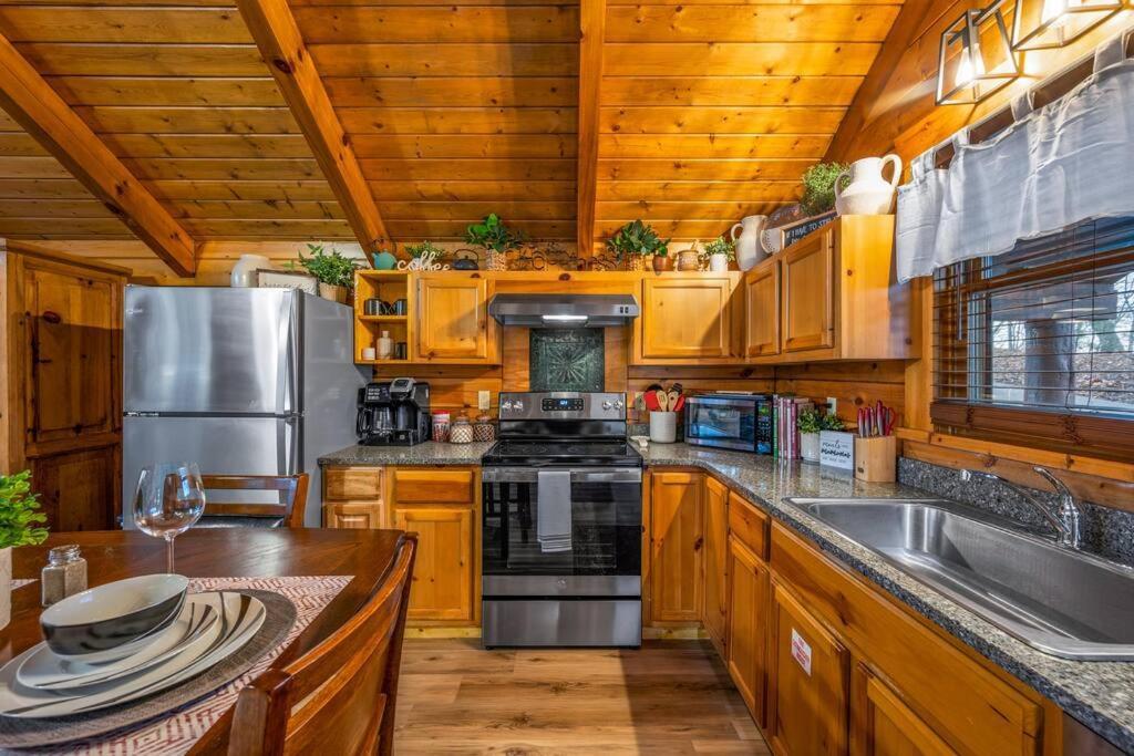 Log Cabin, Hot Tub, Fireplace, Pool Table & Views! Sevierville Exteriör bild