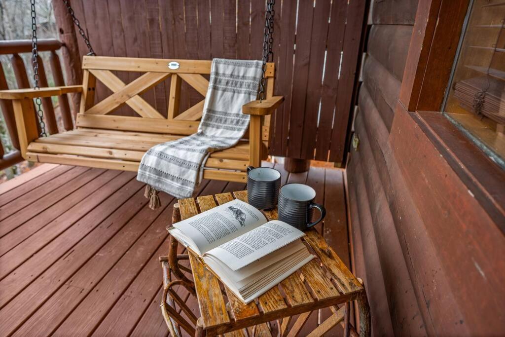 Log Cabin, Hot Tub, Fireplace, Pool Table & Views! Sevierville Exteriör bild