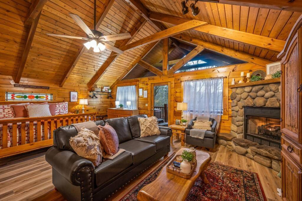Log Cabin, Hot Tub, Fireplace, Pool Table & Views! Sevierville Exteriör bild