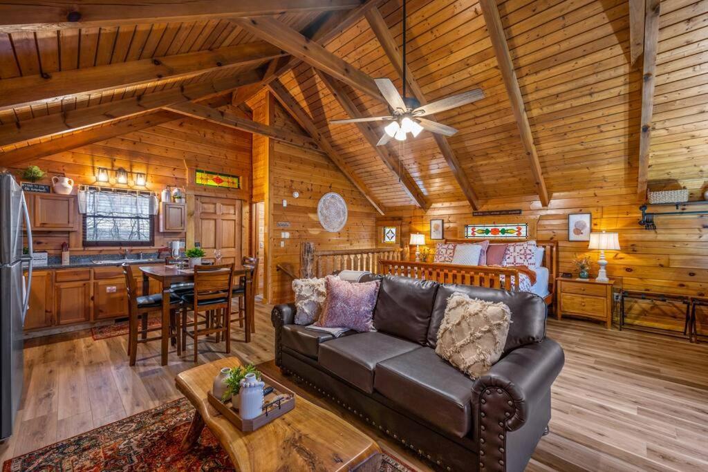 Log Cabin, Hot Tub, Fireplace, Pool Table & Views! Sevierville Exteriör bild