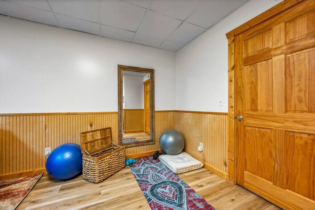 Log Cabin, Hot Tub, Fireplace, Pool Table & Views! Sevierville Exteriör bild