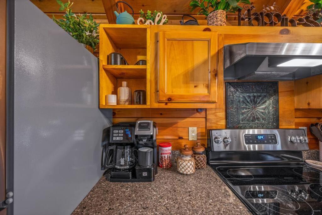Log Cabin, Hot Tub, Fireplace, Pool Table & Views! Sevierville Exteriör bild