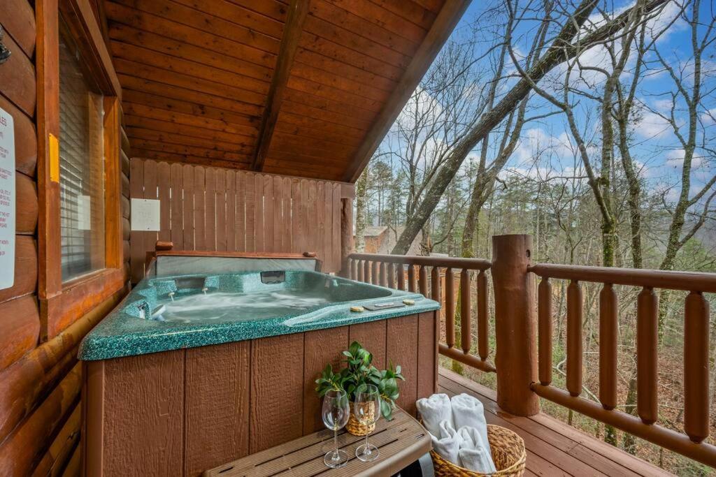 Log Cabin, Hot Tub, Fireplace, Pool Table & Views! Sevierville Exteriör bild