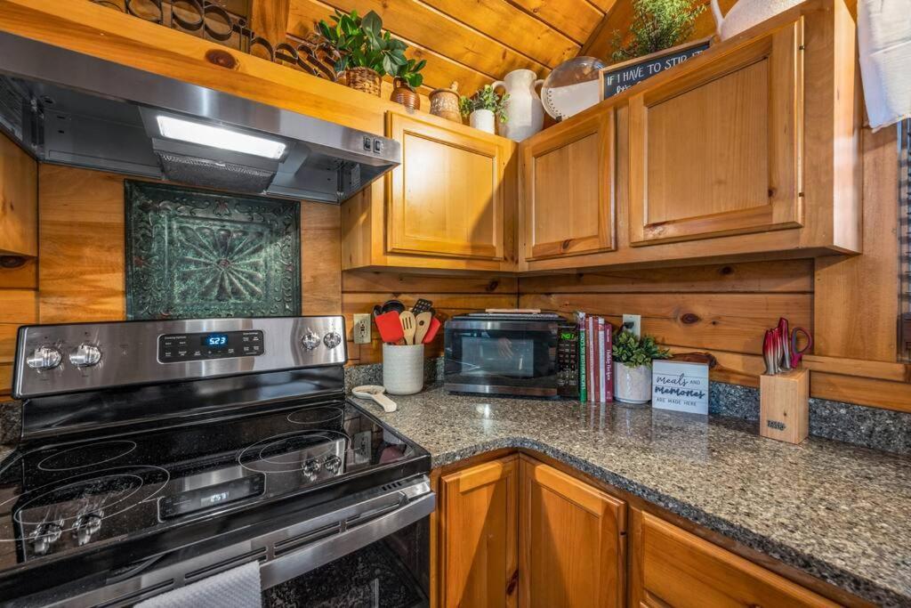 Log Cabin, Hot Tub, Fireplace, Pool Table & Views! Sevierville Exteriör bild