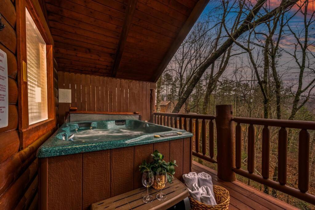 Log Cabin, Hot Tub, Fireplace, Pool Table & Views! Sevierville Exteriör bild