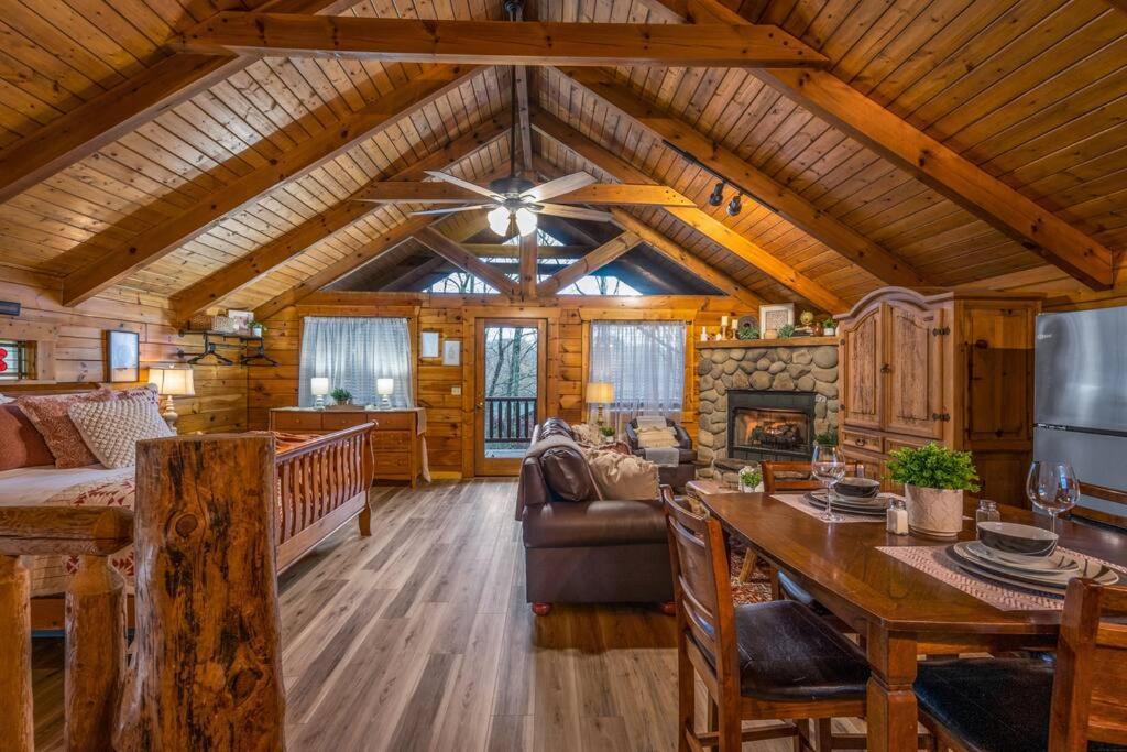 Log Cabin, Hot Tub, Fireplace, Pool Table & Views! Sevierville Exteriör bild