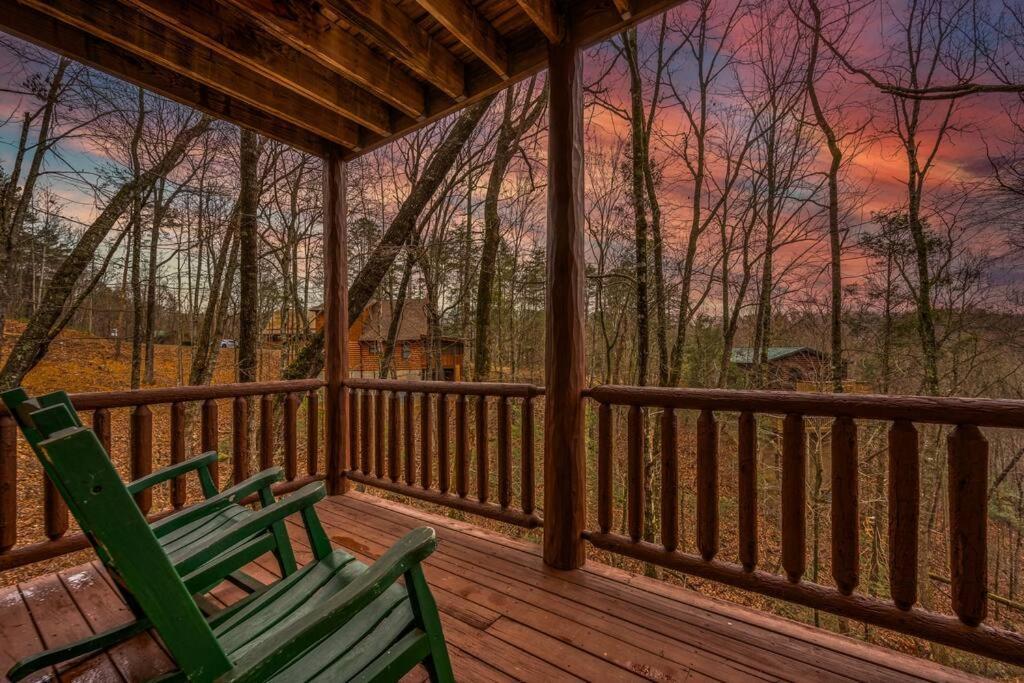 Log Cabin, Hot Tub, Fireplace, Pool Table & Views! Sevierville Exteriör bild