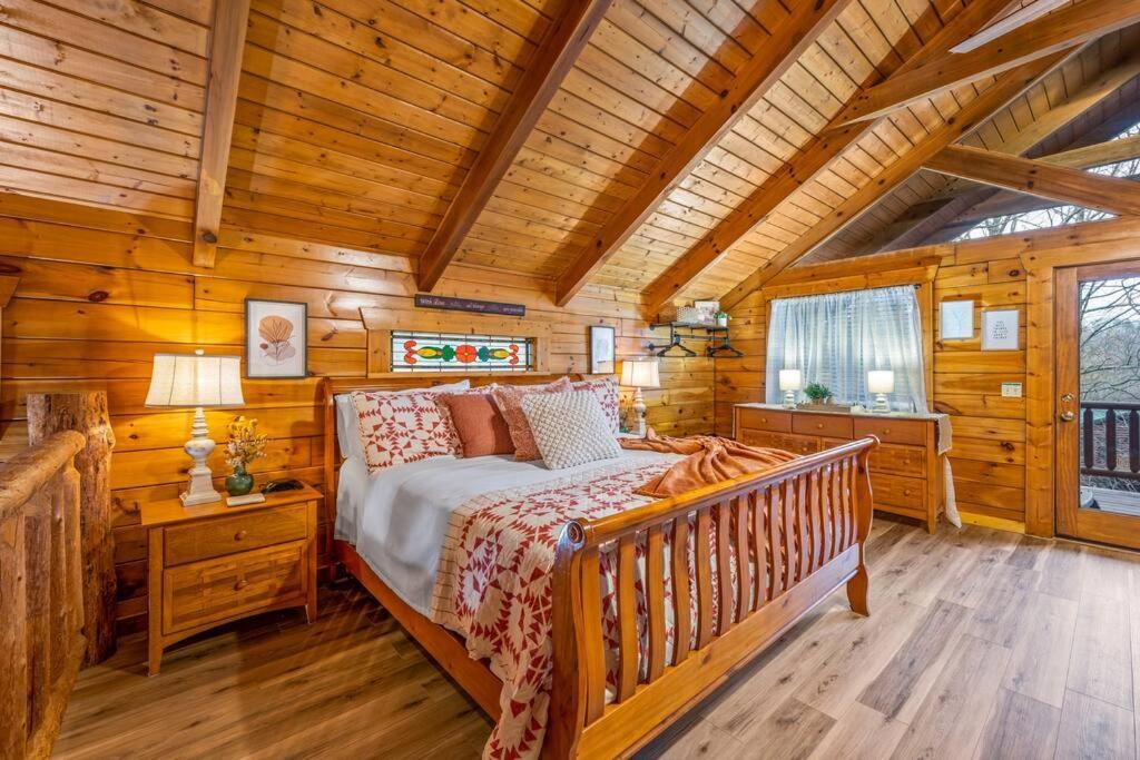 Log Cabin, Hot Tub, Fireplace, Pool Table & Views! Sevierville Exteriör bild